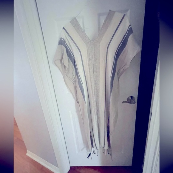 Express gray/White poncho one size fits all - Picture 2 of 5